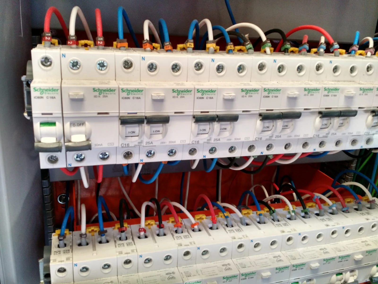 Instalación y normalización de tablero eléctrico en Santiago